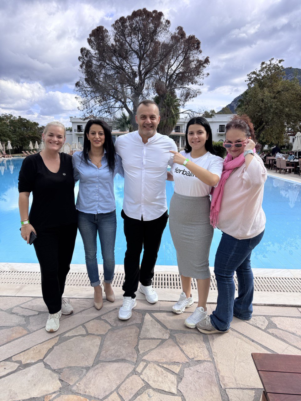 Συνεργάτες της Herbalife σε χαλαρωτική δραστηριότητα δίπλα στην πισίνα κατά τη διάρκεια εταιρικού event.