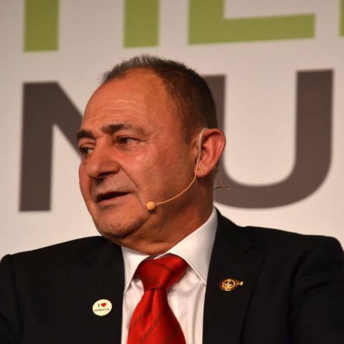 &Omicron; &Delta;&eta;&mu;ή&tau;&rho;&eta;&sigmaf; &Beta;&alpha;&rho;&omicron;&upsilon;&xi;ή&sigmaf;, &mu;έ&lambda;&omicron;&sigmaf; &tau;&eta;&sigmaf; &Omicron;&mu;ά&delta;&alpha;&sigmaf; &Pi;&rho;&omicron;έ&delta;&rho;&omega;&nu; &tau;&eta;&sigmaf; Herbalife &kappa;&alpha;&iota; &pi;&rho;&omega;&tau;&omicron;&pi;ό&rho;&omicron;&sigmaf; &sigma;&tau;&eta;&nu; &alpha;&nu;ά&pi;&tau;&upsilon;&xi;&eta; &tau;&eta;&sigmaf; &epsilon;&tau;&alpha;&iota;&rho;&epsilon;ί&alpha;&sigmaf; &sigma;&tau;&eta;&nu; &Epsilon;&lambda;&lambda;ά&delta;&alpha;.