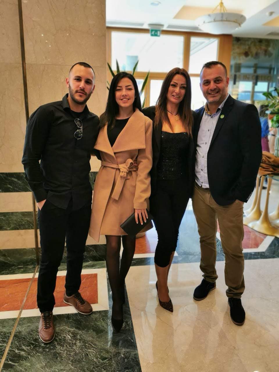 &Sigma;&upsilon;&nu;&epsilon;&rho;&gamma;ά&tau;&epsilon;&sigmaf; &tau;&eta;&sigmaf; NewBiz &mu;&pi;&rho;&omicron;&sigma;&tau;ά &alpha;&pi;ό backdrop &epsilon;&kappa;&delta;ή&lambda;&omega;&sigma;&eta;&sigmaf;, &epsilon;&kappa;&pi;έ&mu;&pi;&omicron;&nu;&tau;&alpha;&sigmaf; &epsilon;&pi;&alpha;&gamma;&gamma;&epsilon;&lambda;&mu;&alpha;&tau;&iota;&sigma;&mu;ό &kappa;&alpha;&iota; &epsilon;&nu;έ&rho;&gamma;&epsilon;&iota;&alpha;.